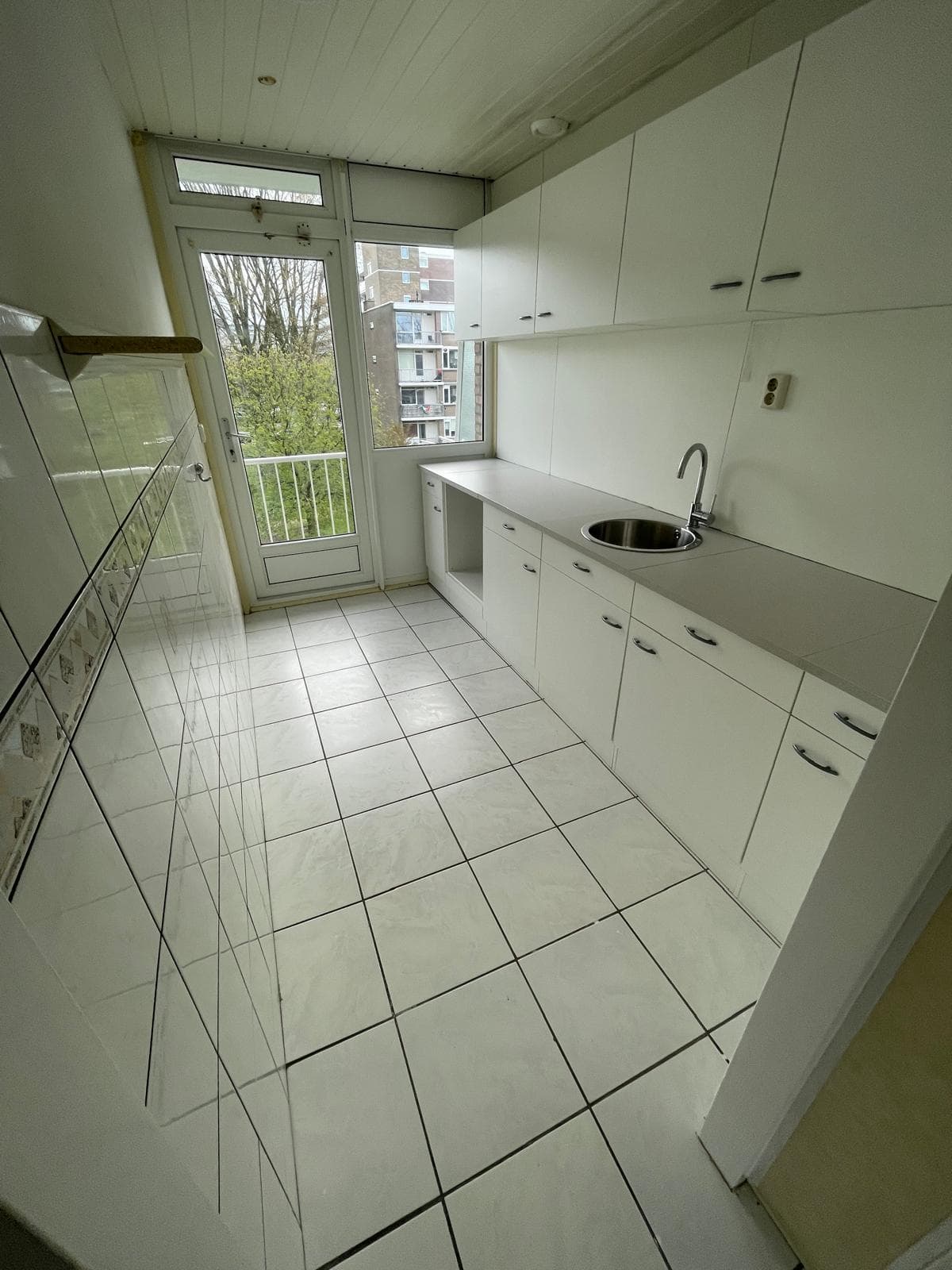 Keuken aan de achterzijde van de woning.